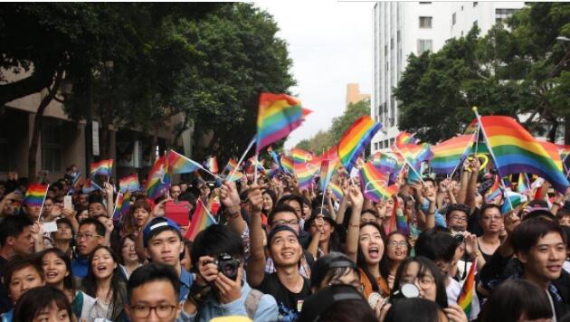 国际同志新闻:两名法国未成年人辱骂女同性情侣 被罚500欧元等 - 51虹马 国际同志新闻:两名法国未成年人辱骂女同性情侣 被罚500欧元等 - 51虹马