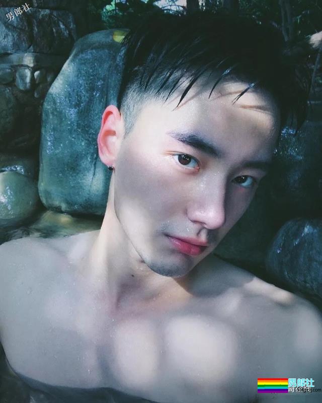 186CM大长腿邻家小哥，还是小肌肉体育生？蜜汁坐姿亮了~ - 51虹马