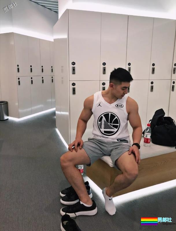 球服肌肉体育生，这一身腱子肉真™帅！ - 51虹马