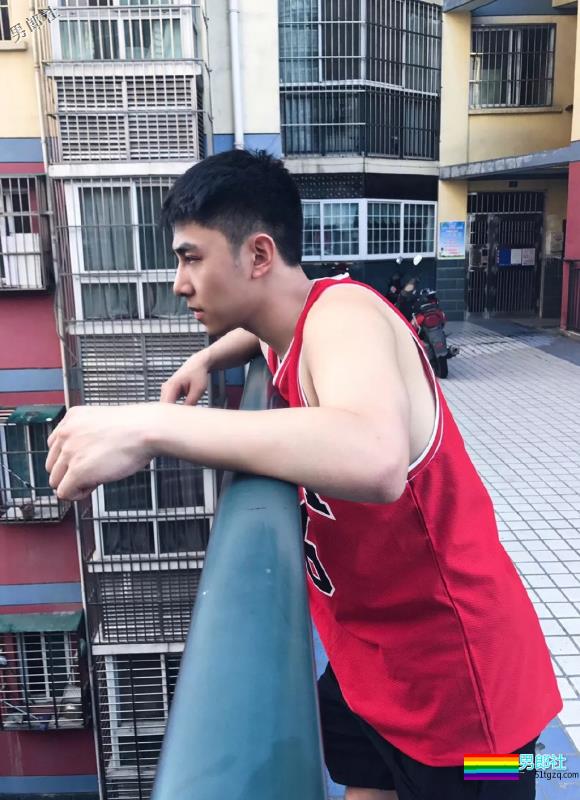 球服肌肉体育生，这一身腱子肉真™帅！ - 51虹马