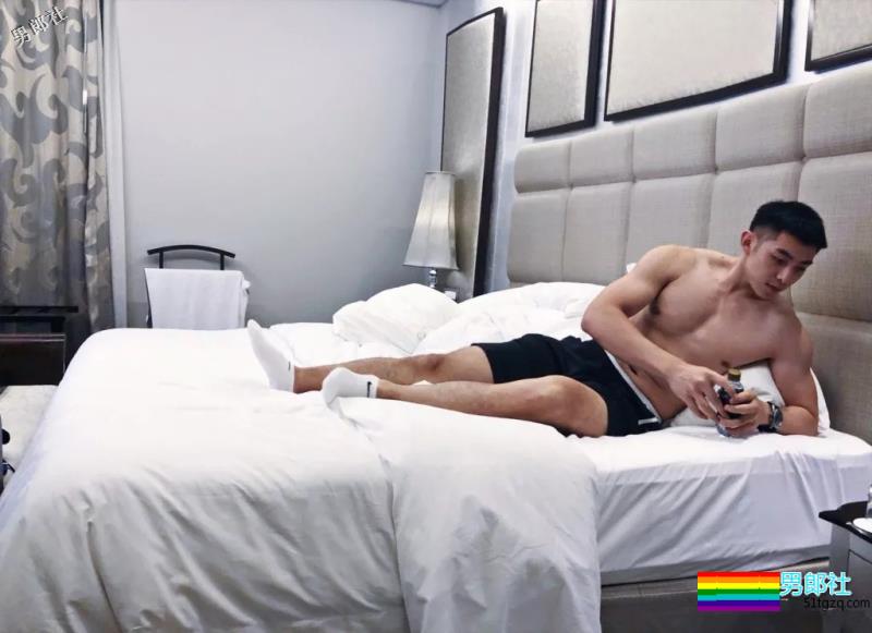 球服肌肉体育生，这一身腱子肉真™帅！ - 51虹马