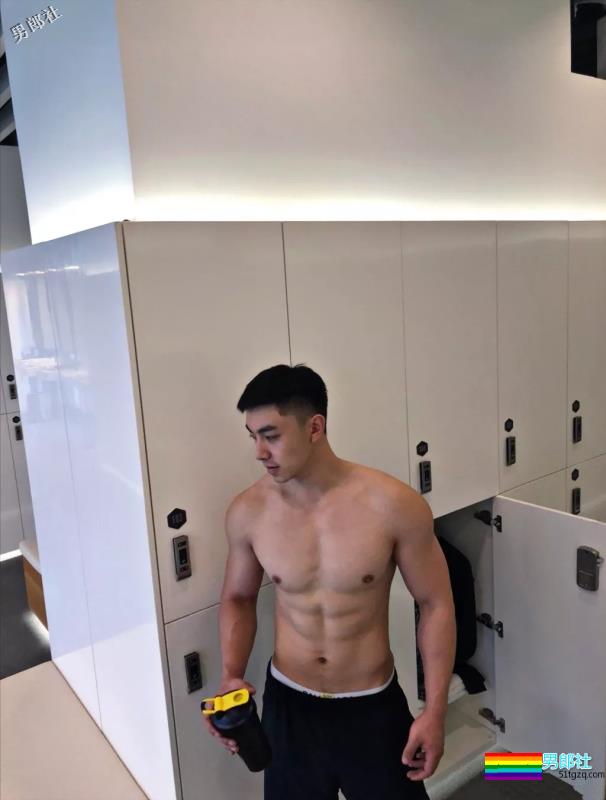 球服肌肉体育生，这一身腱子肉真™帅！ - 51虹马