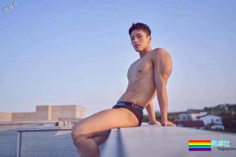 一个直男摄影师，拍的都是肌肉男！ - 51虹马