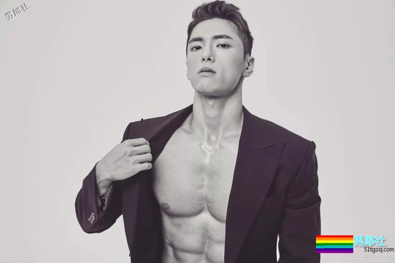 一个直男摄影师，拍的都是肌肉男！ - 51虹马