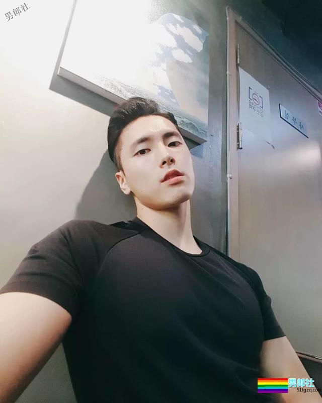 一个直男摄影师，拍的都是肌肉男！ - 51虹马