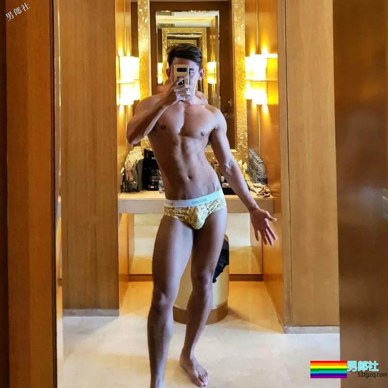 一个直男摄影师，拍的都是肌肉男！ - 51虹马