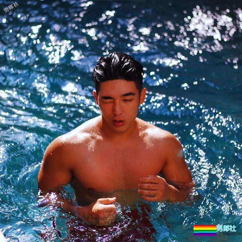 运动系小狼狗大秀黝黑肌肉，血槽差点被他掏空！-51虹马