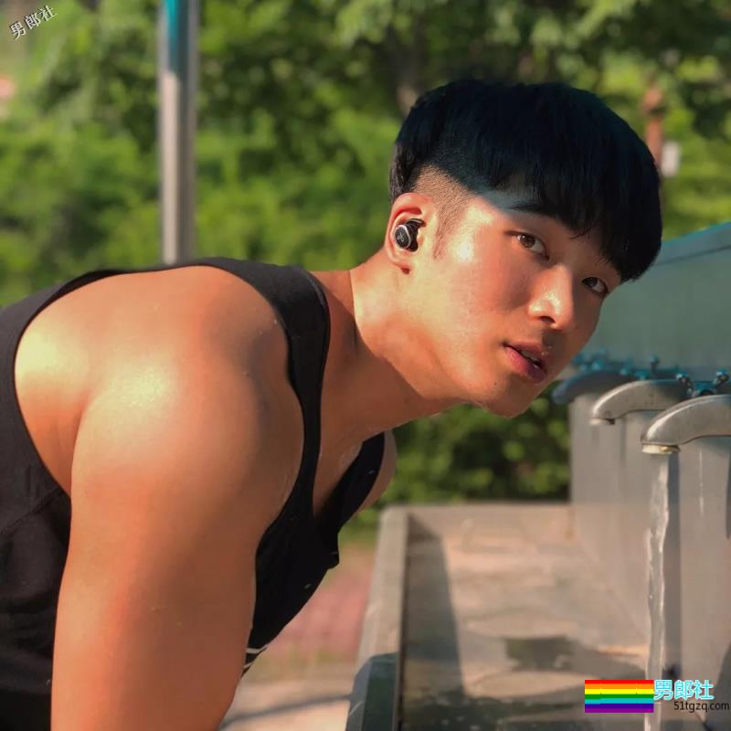 运动系小狼狗大秀黝黑肌肉,血槽差点被他掏空! - 51虹马 运动系小狼狗大秀黝黑肌肉,血槽差点被他掏空! - 51虹马