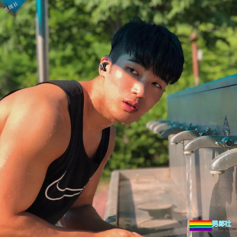 运动系小狼狗大秀黝黑肌肉，血槽差点被他掏空！ - 51虹马