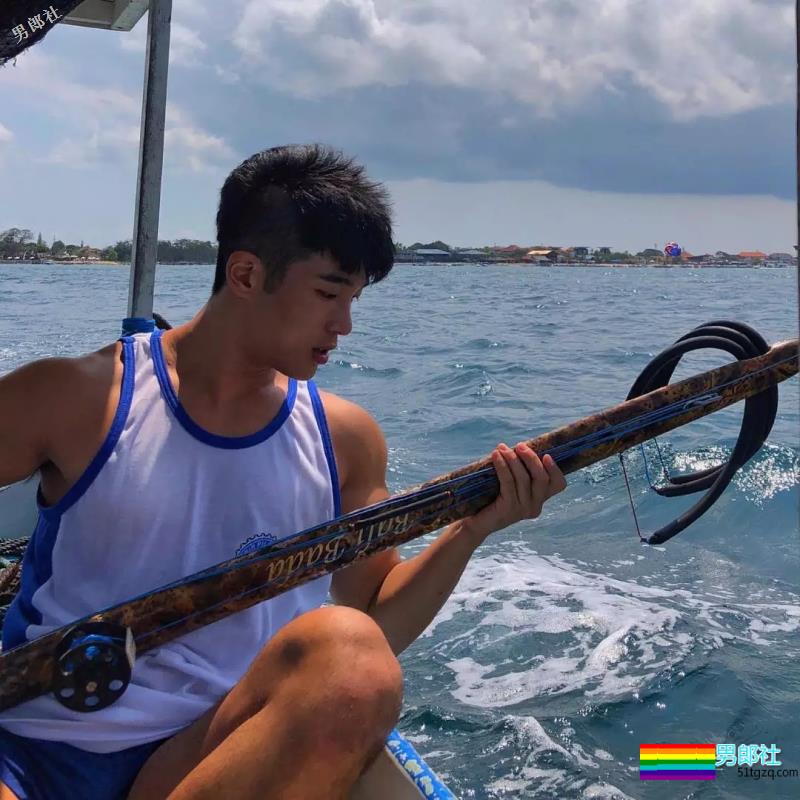 运动系小狼狗大秀黝黑肌肉，血槽差点被他掏空！ - 51虹马