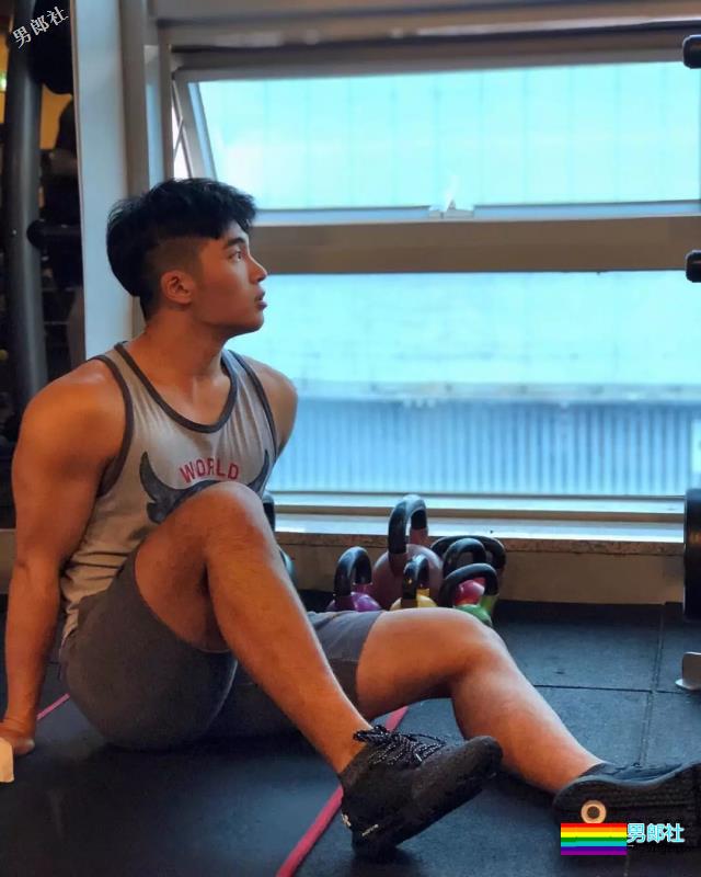 运动系小狼狗大秀黝黑肌肉，血槽差点被他掏空！ - 51虹马