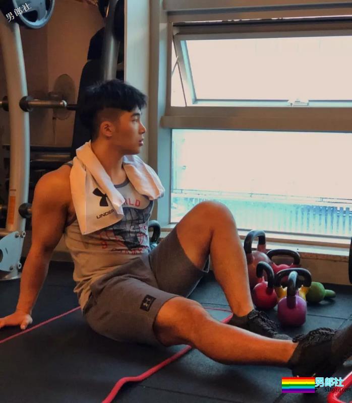 运动系小狼狗大秀黝黑肌肉，血槽差点被他掏空！ - 51虹马