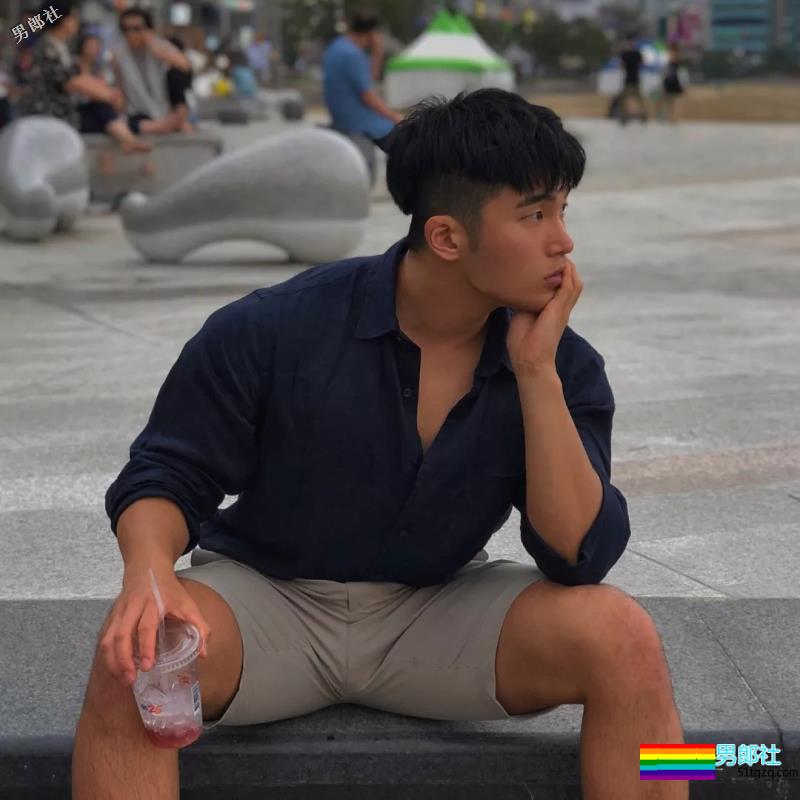 运动系小狼狗大秀黝黑肌肉，血槽差点被他掏空！ - 51虹马