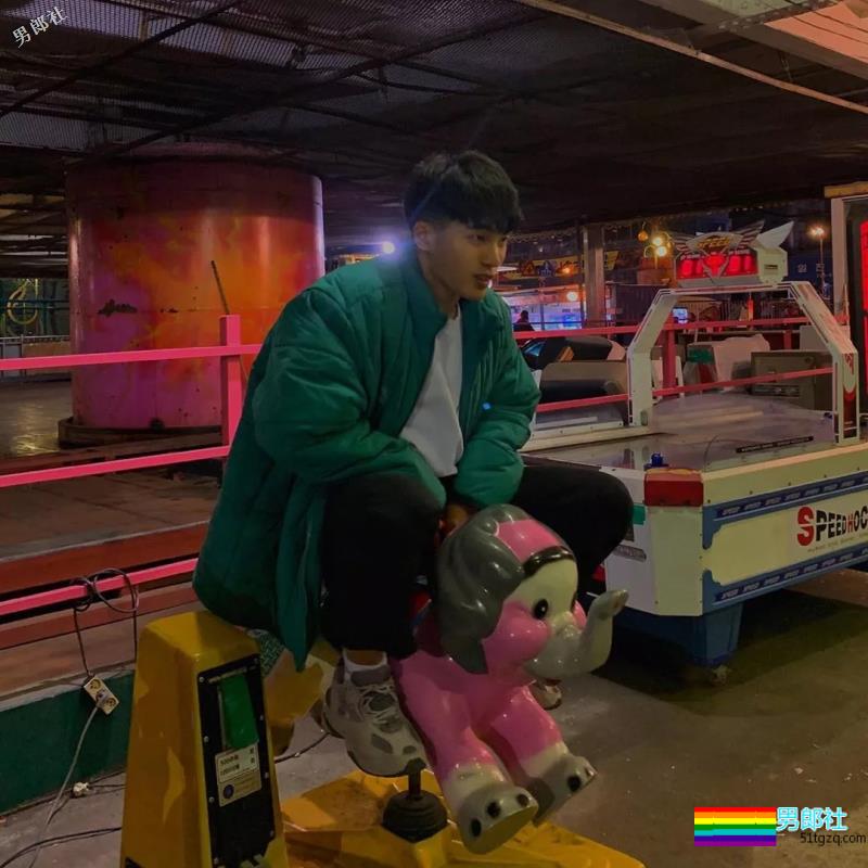 运动系小狼狗大秀黝黑肌肉，血槽差点被他掏空！ - 51虹马