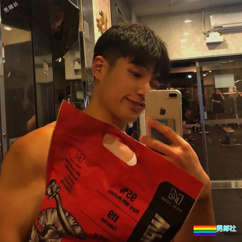 运动系小狼狗大秀黝黑肌肉，血槽差点被他掏空！ - 51虹马