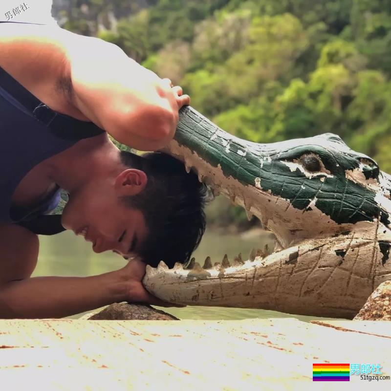 运动系小狼狗大秀黝黑肌肉，血槽差点被他掏空！ - 51虹马