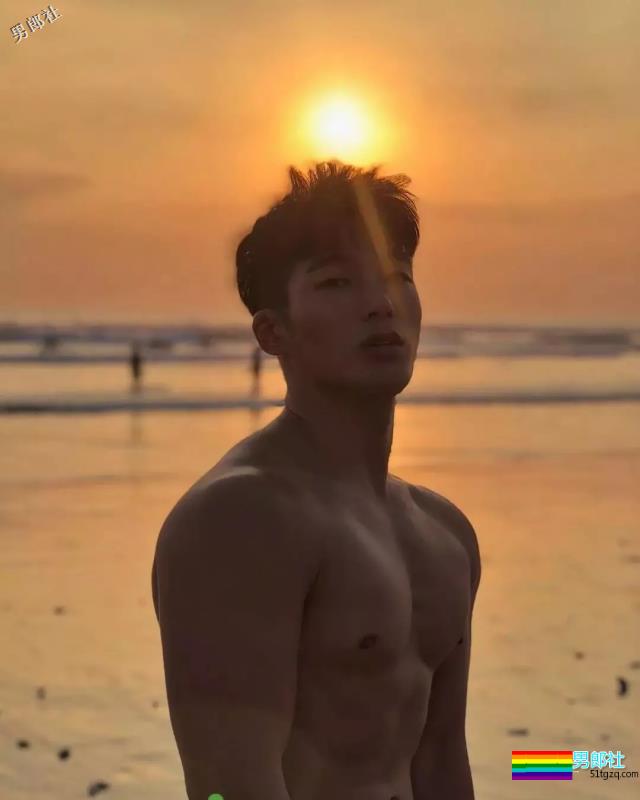 运动系小狼狗大秀黝黑肌肉，血槽差点被他掏空！ - 51虹马