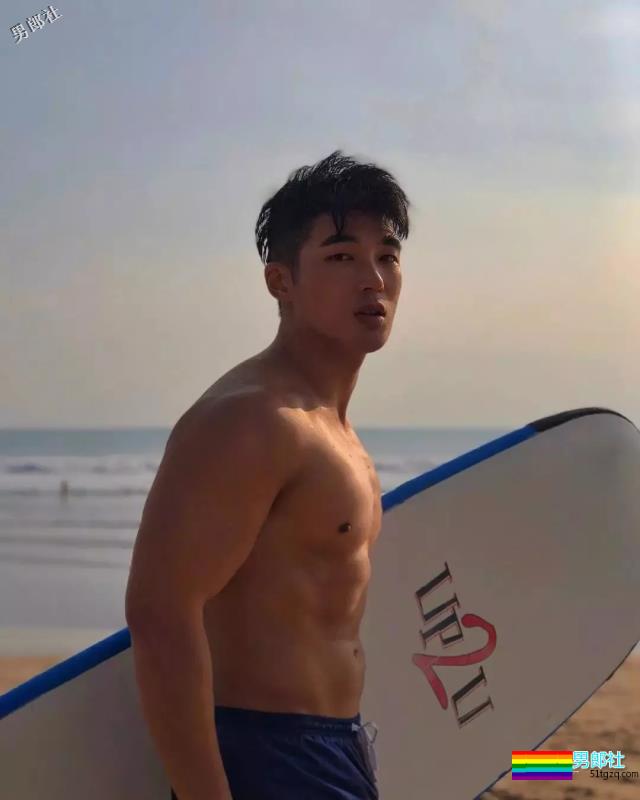 运动系小狼狗大秀黝黑肌肉，血槽差点被他掏空！ - 51虹马