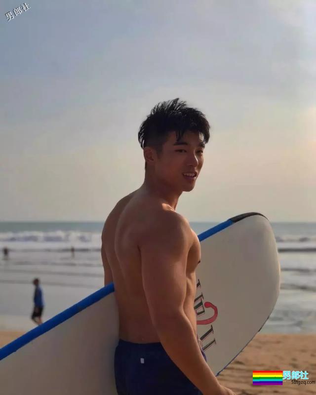 运动系小狼狗大秀黝黑肌肉，血槽差点被他掏空！ - 51虹马