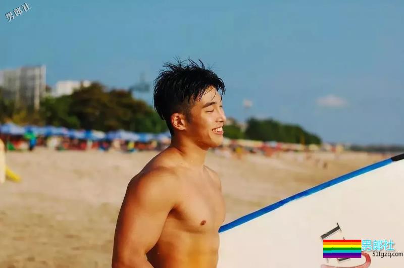 运动系小狼狗大秀黝黑肌肉，血槽差点被他掏空！ - 51虹马