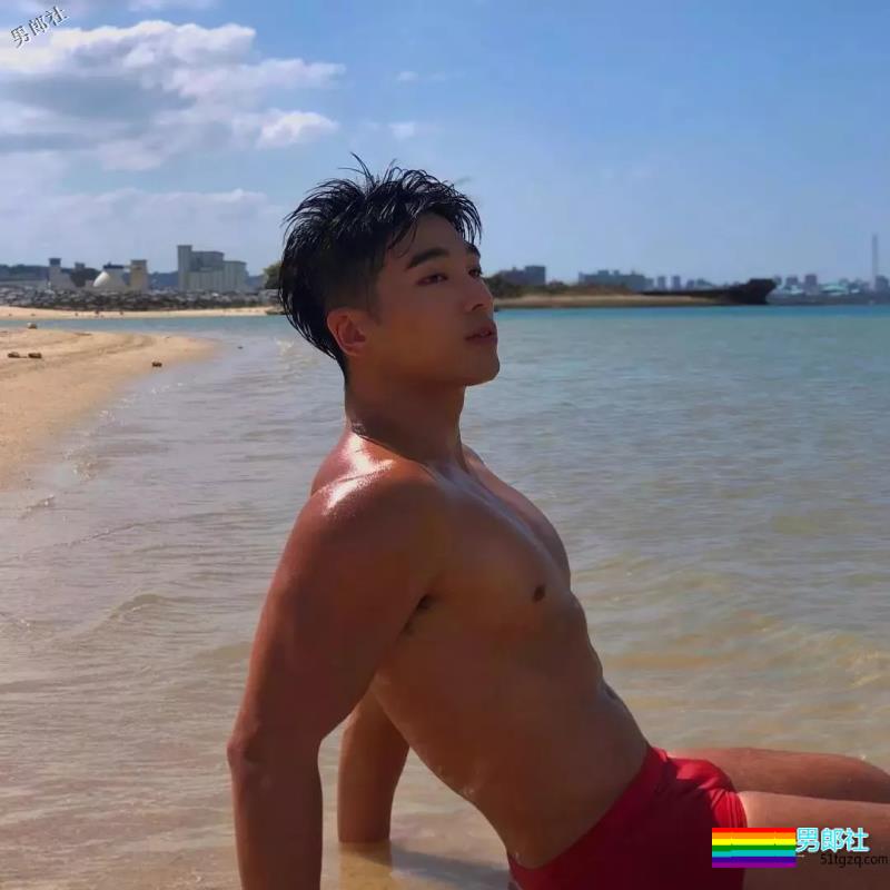 运动系小狼狗大秀黝黑肌肉，血槽差点被他掏空！ - 51虹马