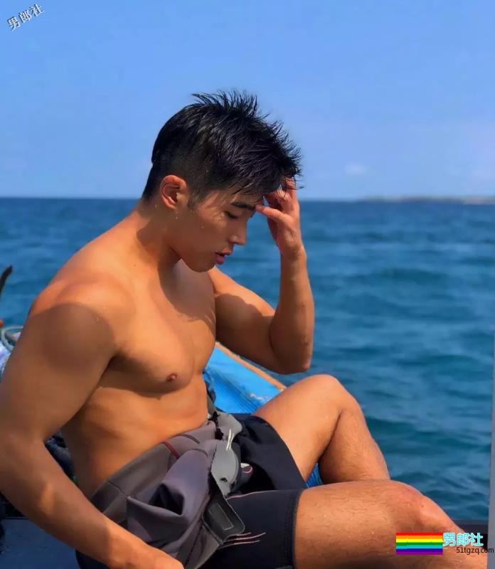 运动系小狼狗大秀黝黑肌肉，血槽差点被他掏空！ - 51虹马