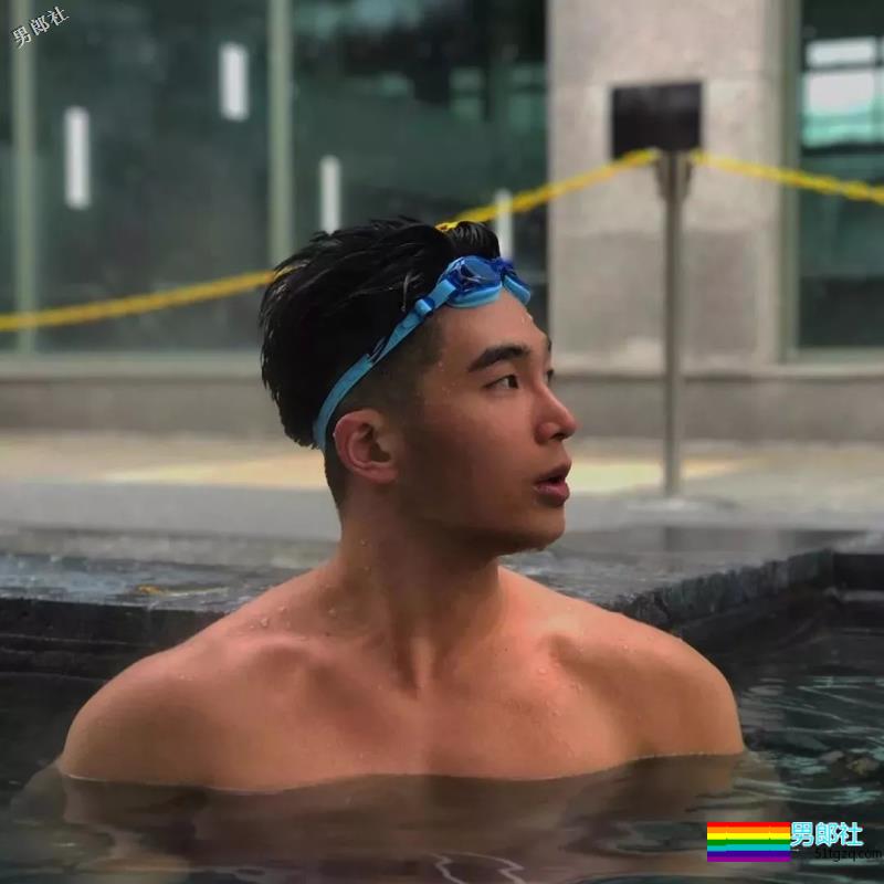 运动系小狼狗大秀黝黑肌肉，血槽差点被他掏空！ - 51虹马