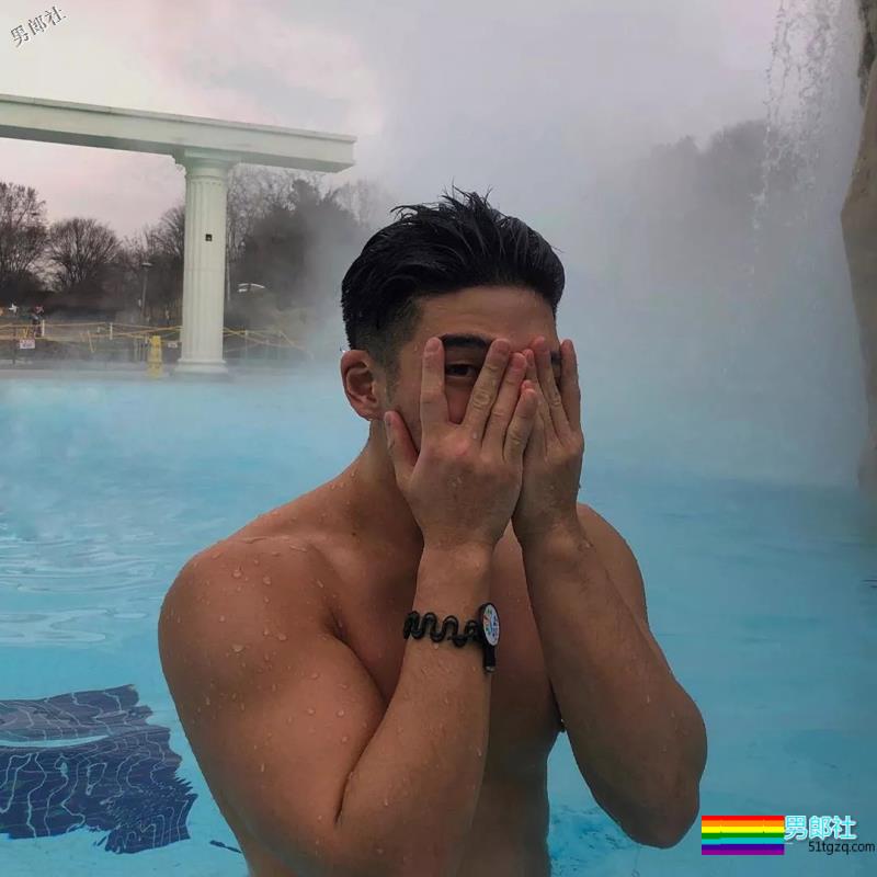 运动系小狼狗大秀黝黑肌肉，血槽差点被他掏空！ - 51虹马