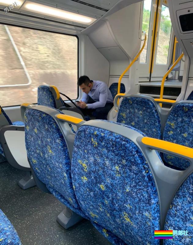 地铁抓拍正装型男疑自导自演?发湿身照只为火-51虹马