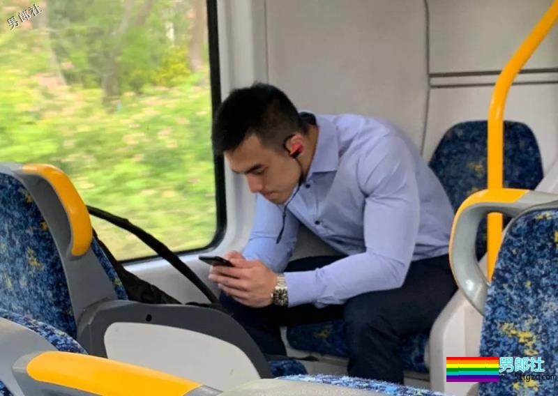 地铁抓拍正装型男疑自导自演？发湿身照只为火 - 51虹马