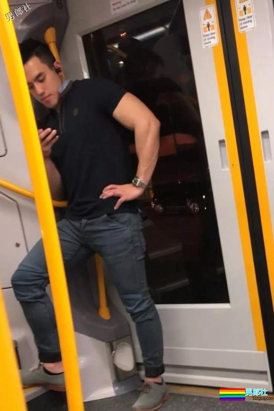 地铁抓拍正装型男疑自导自演？发湿身照只为火 - 51虹马