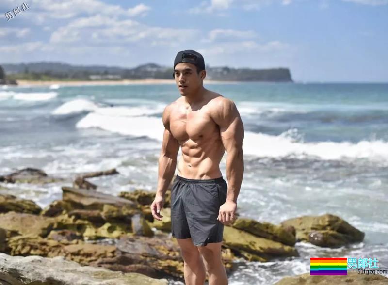 地铁抓拍正装型男疑自导自演？发湿身照只为火 - 51虹马