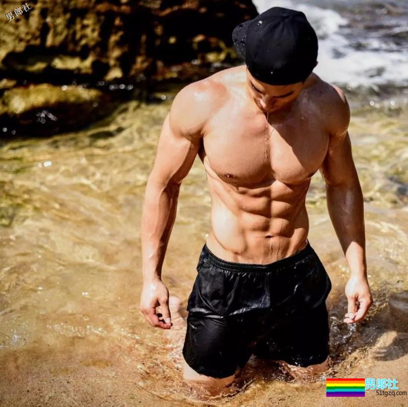 地铁抓拍正装型男疑自导自演？发湿身照只为火 - 51虹马