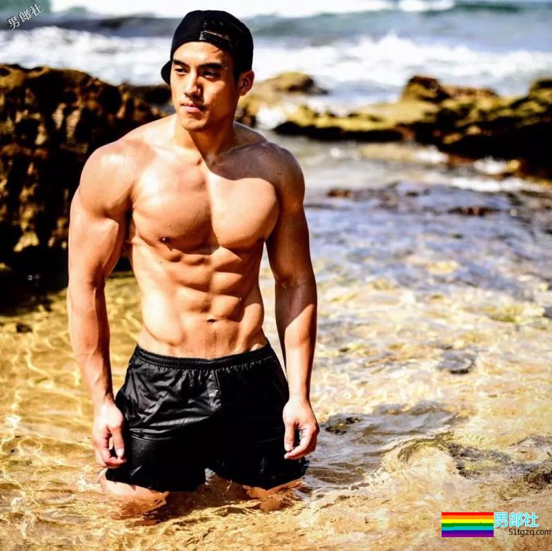 地铁抓拍正装型男疑自导自演？发湿身照只为火 - 51虹马