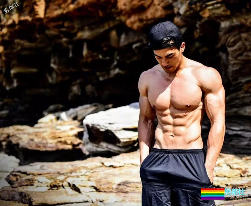 地铁抓拍正装型男疑自导自演？发湿身照只为火 - 51虹马