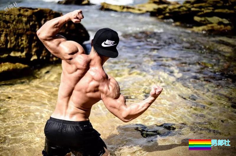 地铁抓拍正装型男疑自导自演？发湿身照只为火 - 51虹马