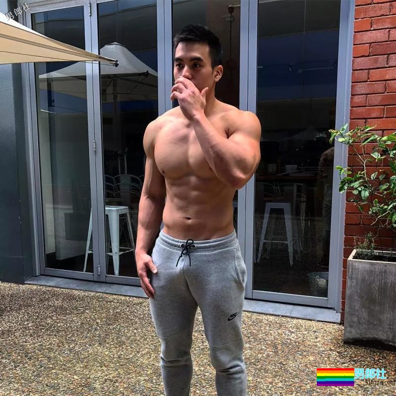 地铁抓拍正装型男疑自导自演？发湿身照只为火 - 51虹马