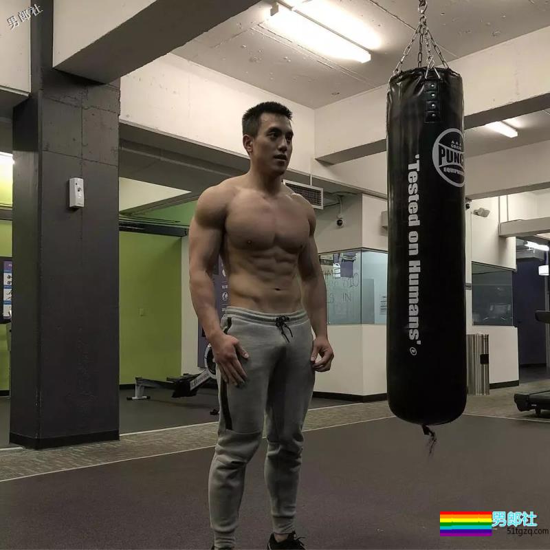 地铁抓拍正装型男疑自导自演？发湿身照只为火 - 51虹马