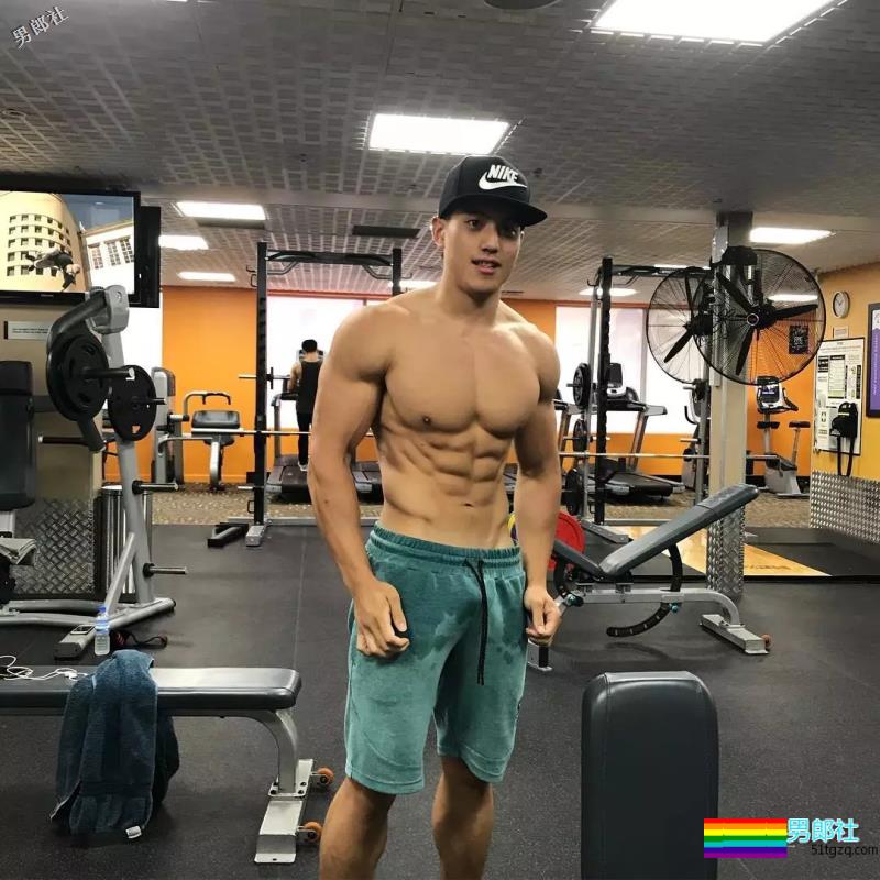 地铁抓拍正装型男疑自导自演？发湿身照只为火 - 51虹马