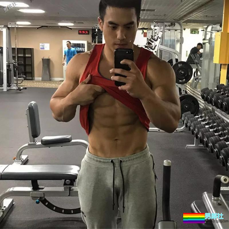 地铁抓拍正装型男疑自导自演？发湿身照只为火 - 51虹马