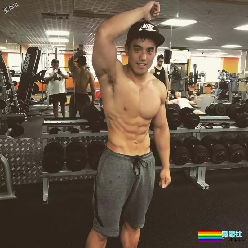 地铁抓拍正装型男疑自导自演？发湿身照只为火 - 51虹马