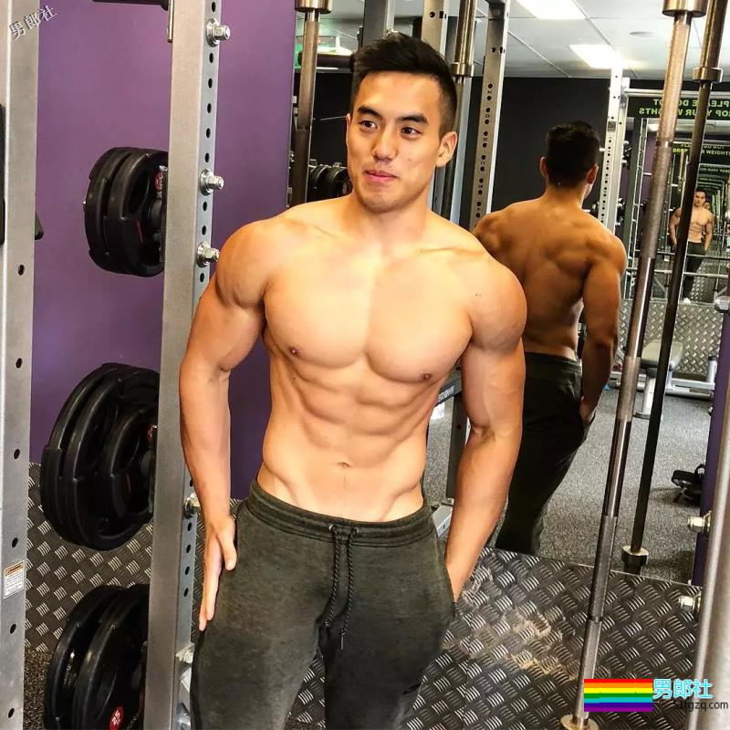 地铁抓拍正装型男疑自导自演？发湿身照只为火 - 51虹马