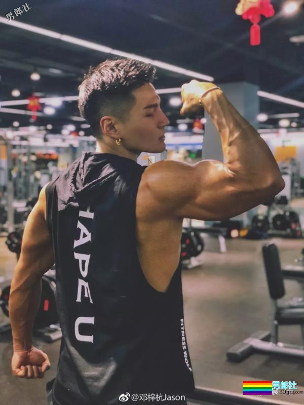 湿身健身教练瞬间变成叮当猫，你hold住吗 - 51虹马