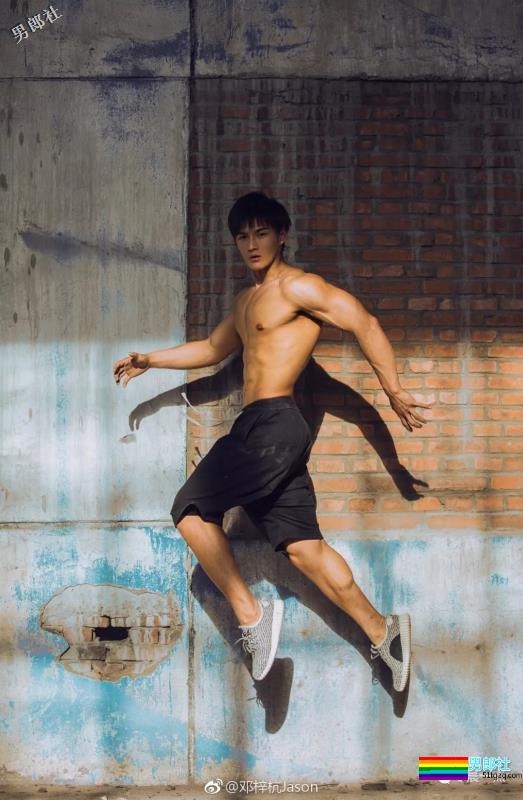 湿身健身教练瞬间变成叮当猫，你hold住吗 - 51虹马