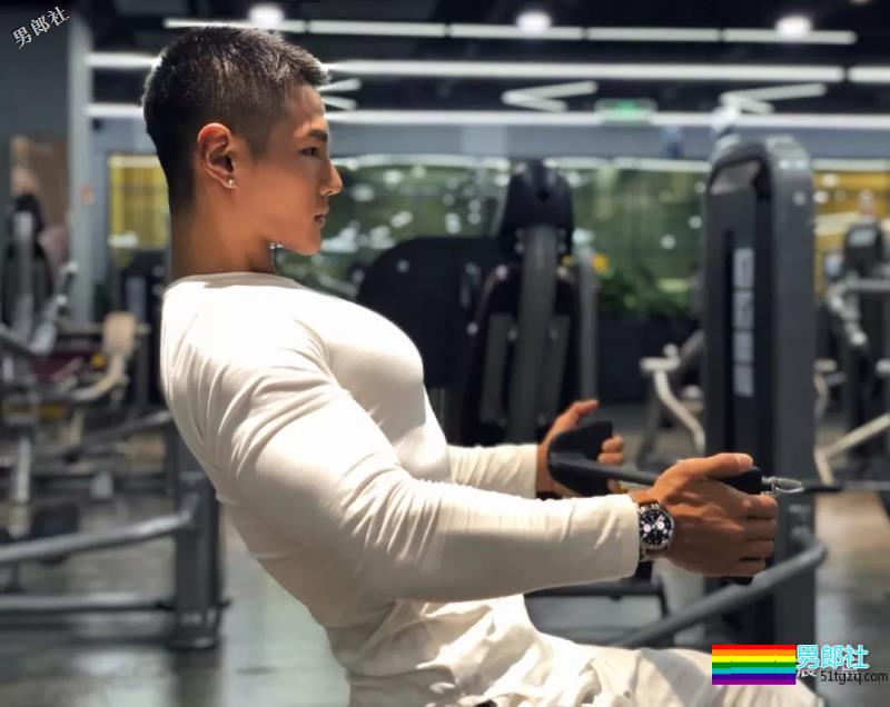 湿身健身教练瞬间变成叮当猫，你hold住吗 - 51虹马