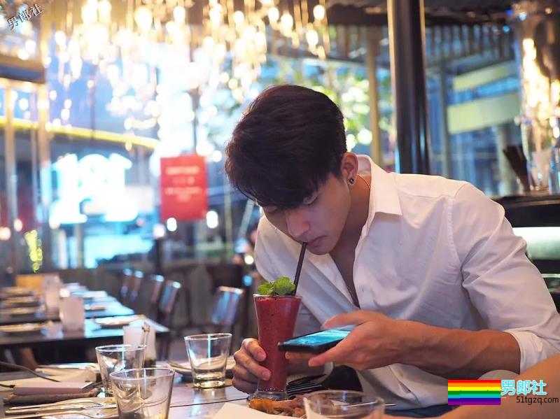 长腿腹气帅气运动男！演过体育生，腱子肉身材A爆了！ - 51虹马