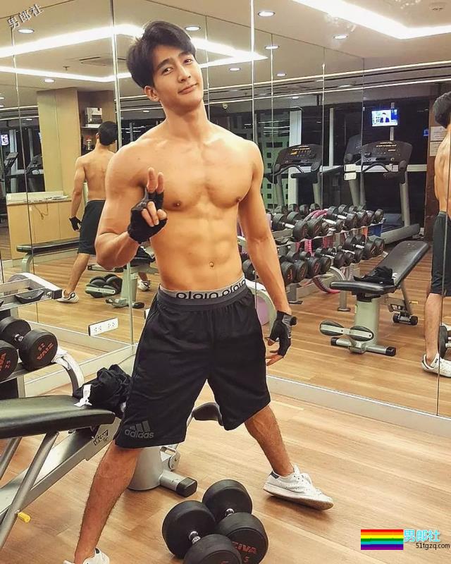 长腿腹气帅气运动男！演过体育生，腱子肉身材A爆了！ - 51虹马