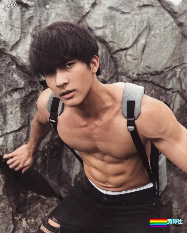 长腿腹气帅气运动男！演过体育生，腱子肉身材A爆了！ - 51虹马