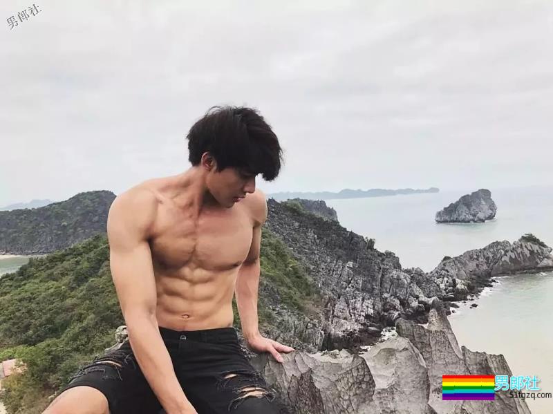 长腿腹气帅气运动男！演过体育生，腱子肉身材A爆了！ - 51虹马