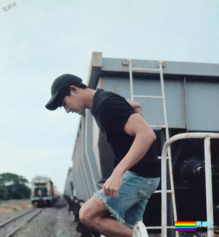 长腿腹气帅气运动男！演过体育生，腱子肉身材A爆了！ - 51虹马